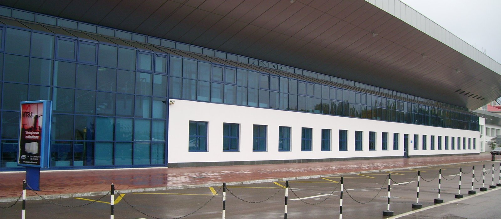 Terminalul Aeroportului Internațional Chișinău, văzut din exterior