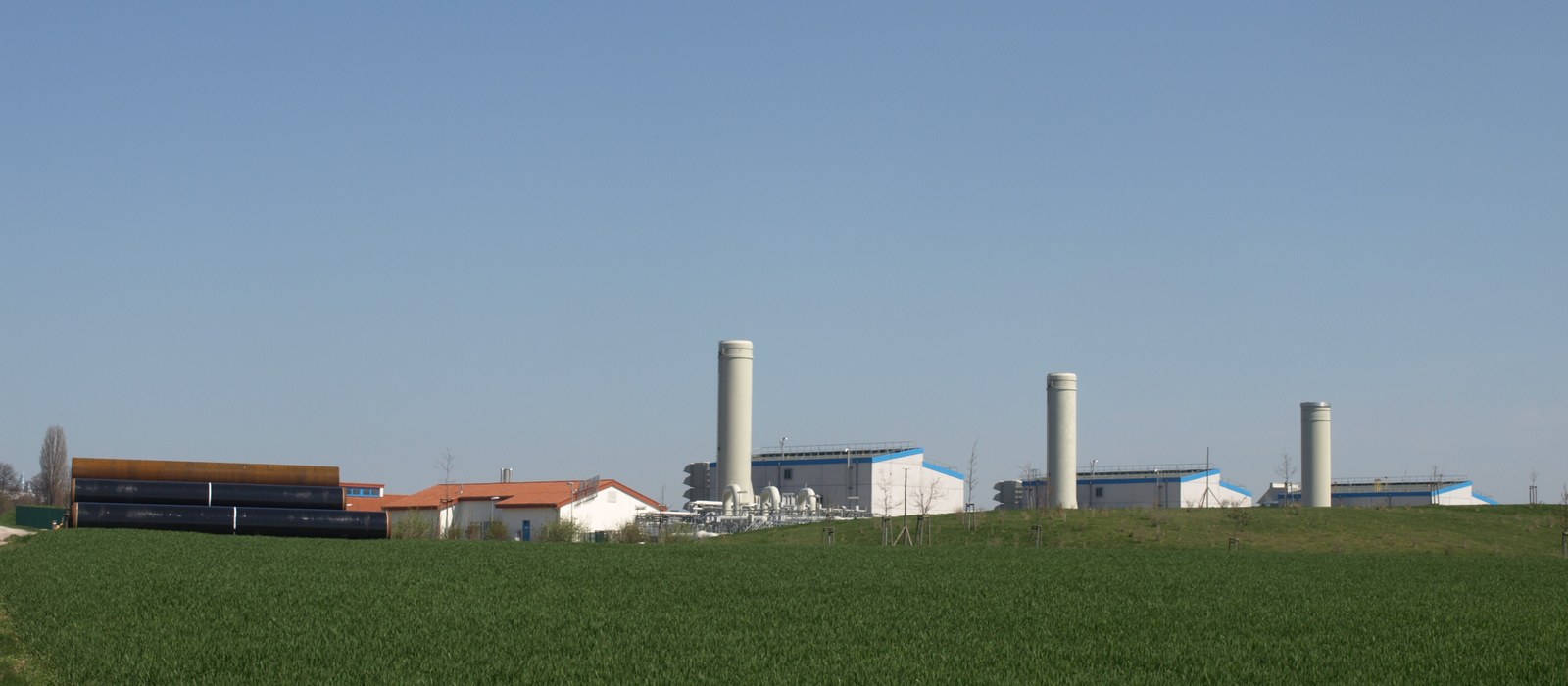 Stație de compresoare a unei conducte de gaz natural, cu țevi, robinete și clădiri tehnice, lângă Eischleben, Germania