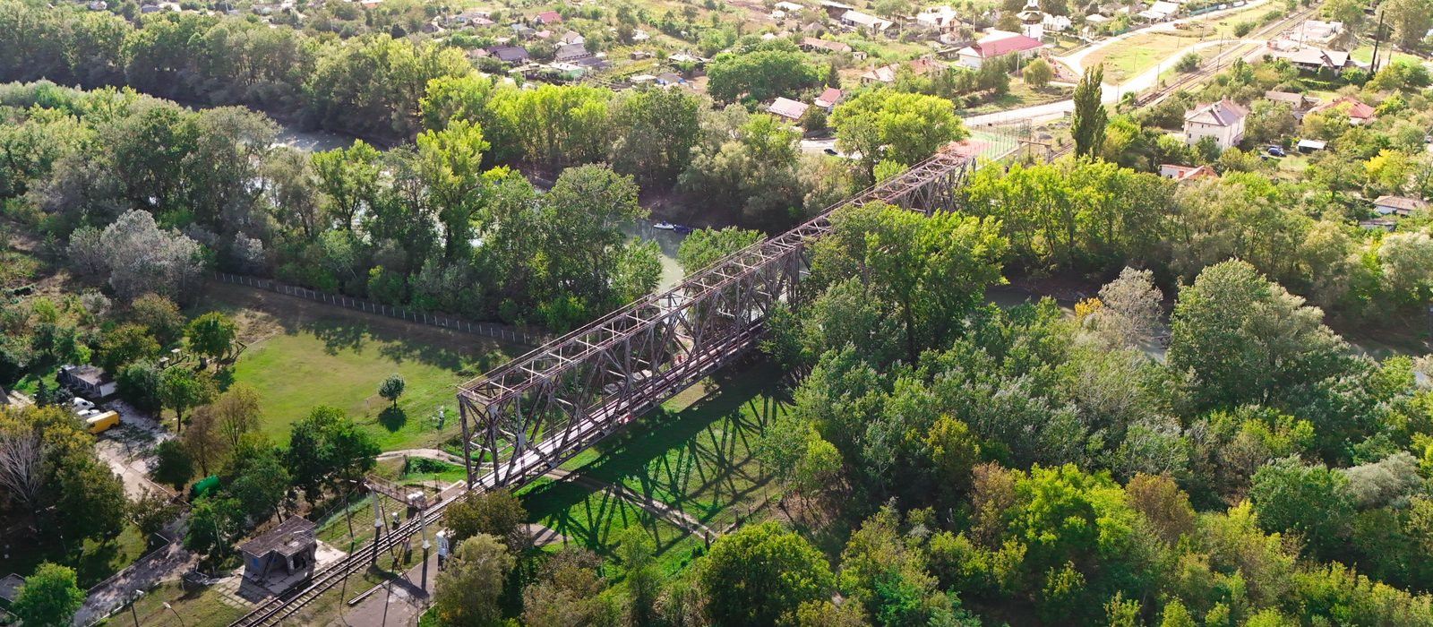 Podul Eiffel peste Prut la Ungheni, văzut de sus, între malul moldovenesc și cel românesc