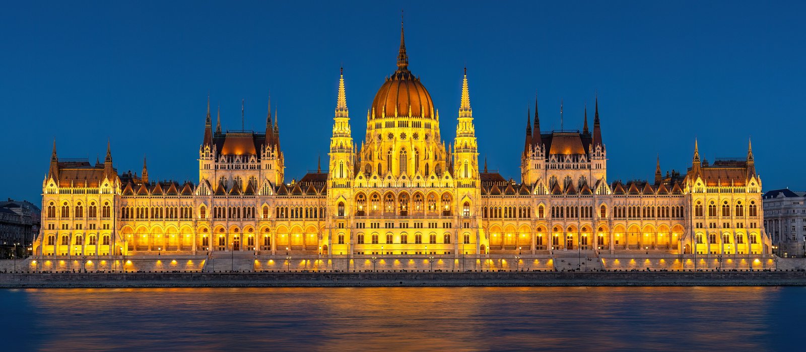 Clădirea Parlamentului Ungariei pe malul Dunării, la Budapesta