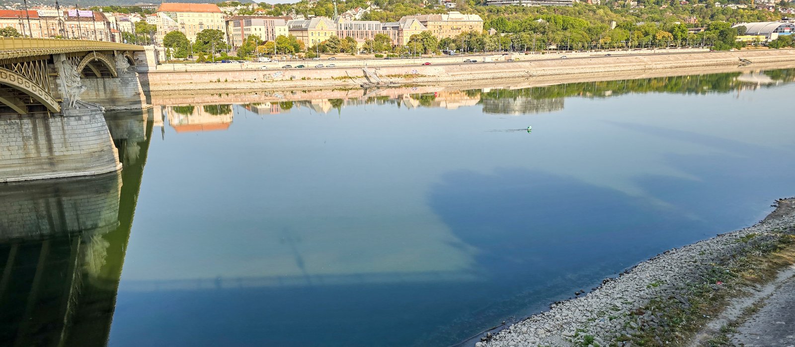 Dunărea cu apă mică și mal pietros descoperit, la Budapesta, în august 2026