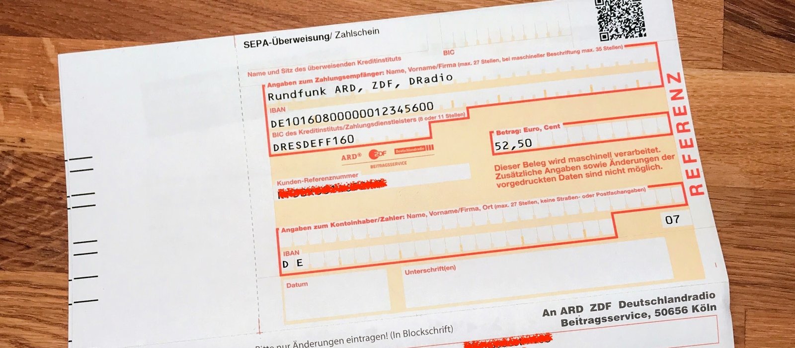 Formular de autorizare a debitării directe SEPA, completat de mână, așezat pe o masă