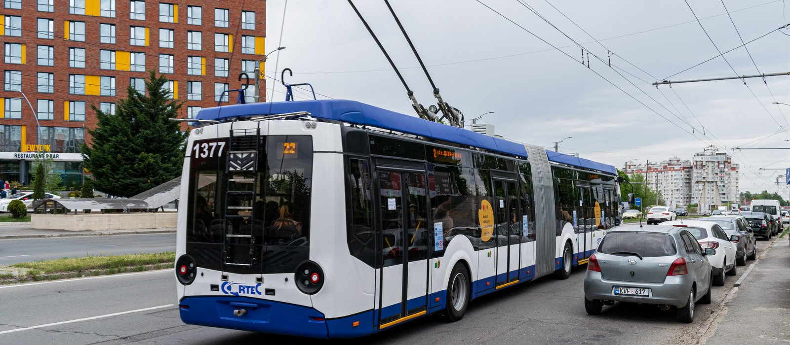 Troleibuz din Chișinău văzut din spate, pe bulevardul Dacia