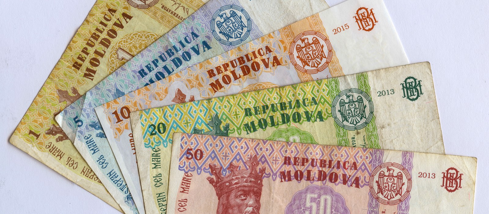 Set de bancnote moldovenești de valori diferite, așezate unele lângă altele
