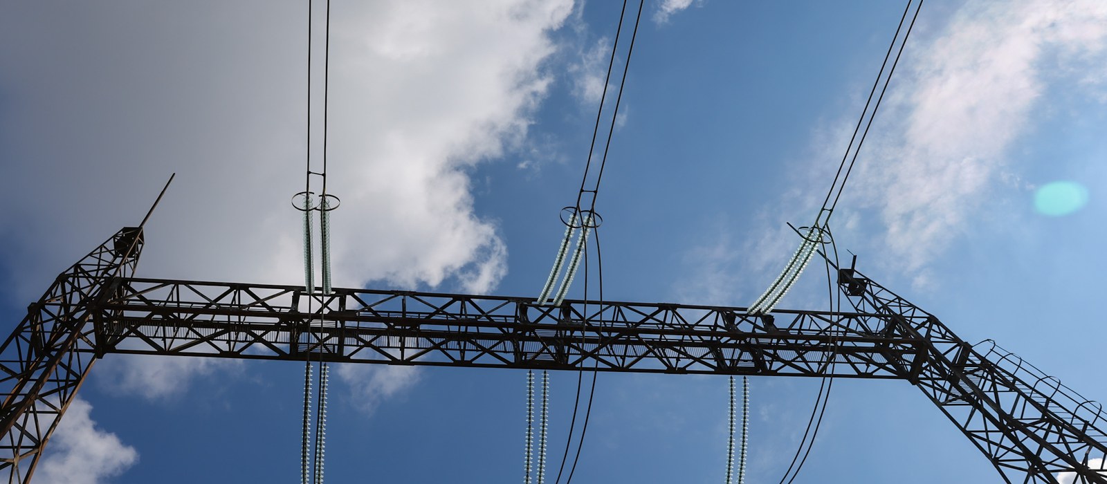 Structură metalică de înaltă tensiune cu izolatori de sticlă, văzută de jos, la stația electrică Vulcănești