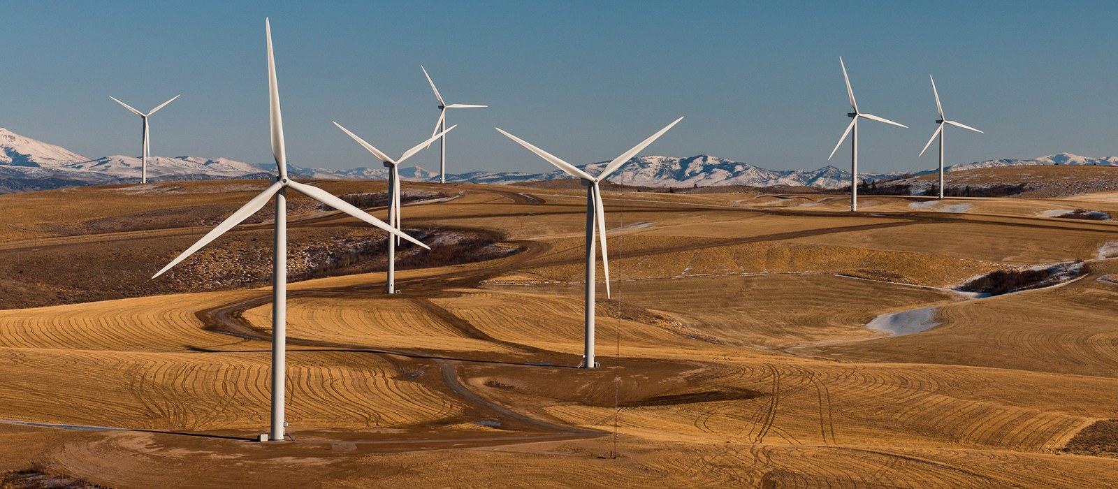 Vedere aeriană a unui parc eolian cu turbine Nordex pe un câmp agricol