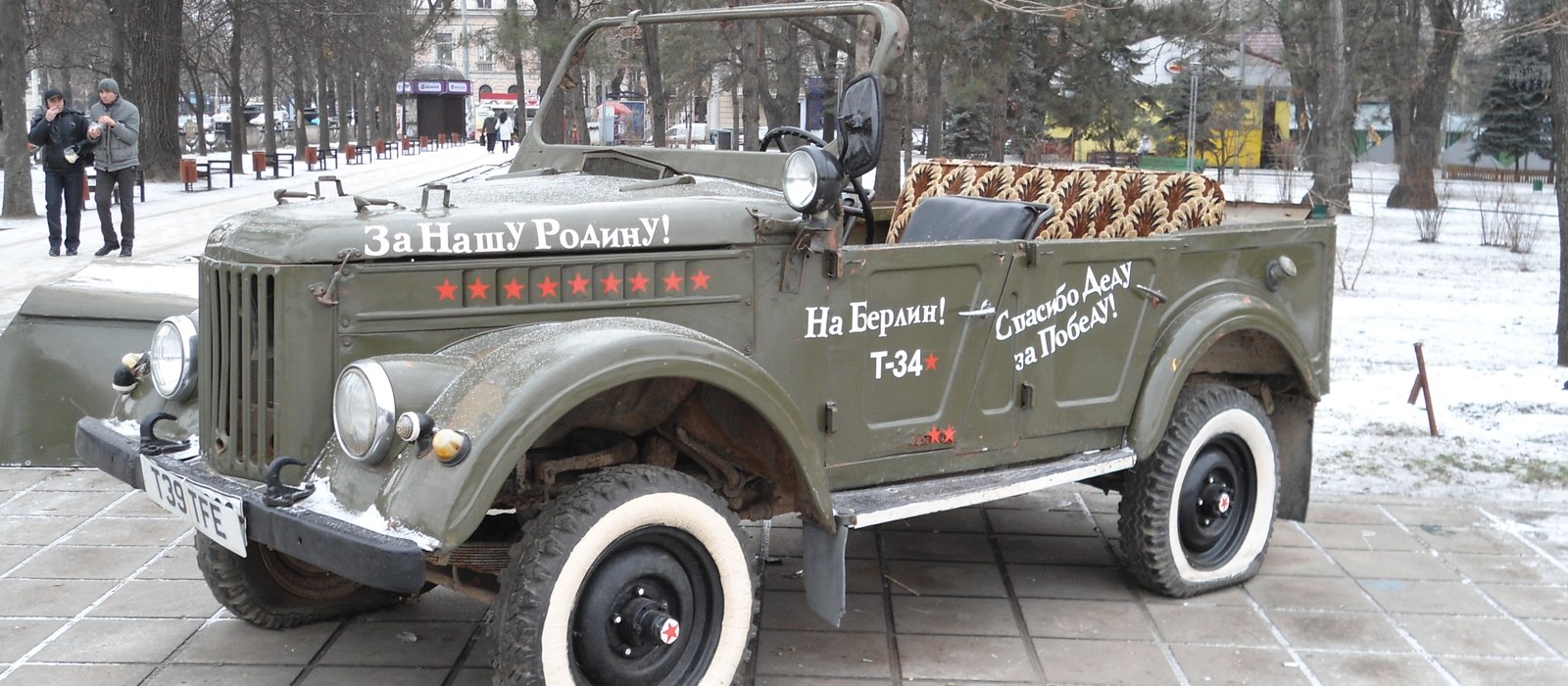 Automobil vechi parcat pe o stradă din Chișinău