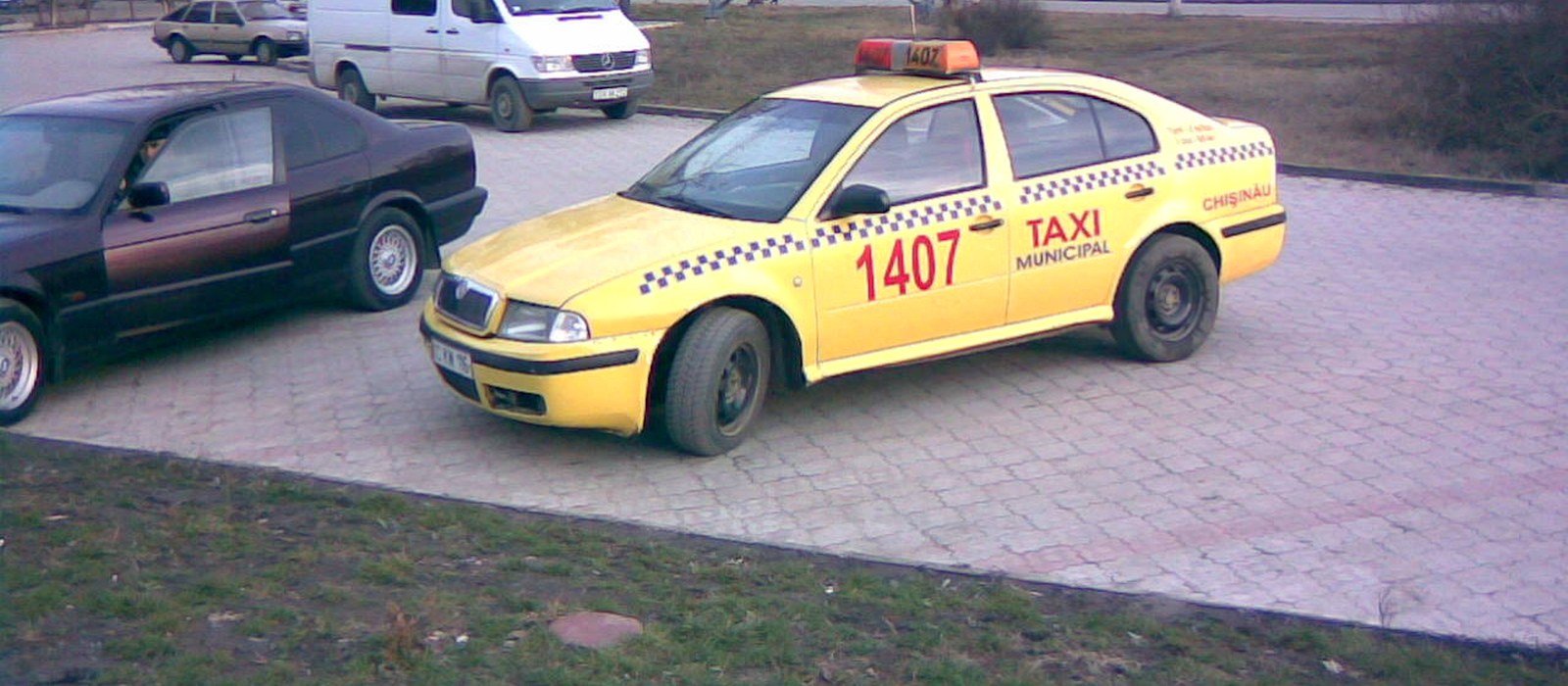 Un taxi Skoda Octavia parcat pe o stradă din Chișinău