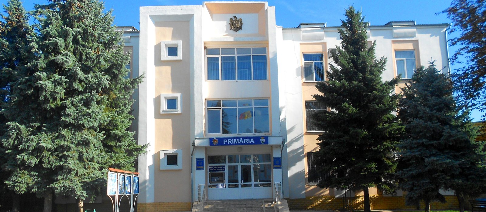 Clădirea primăriei din Fălești, cu fațadă clară și drapele în față