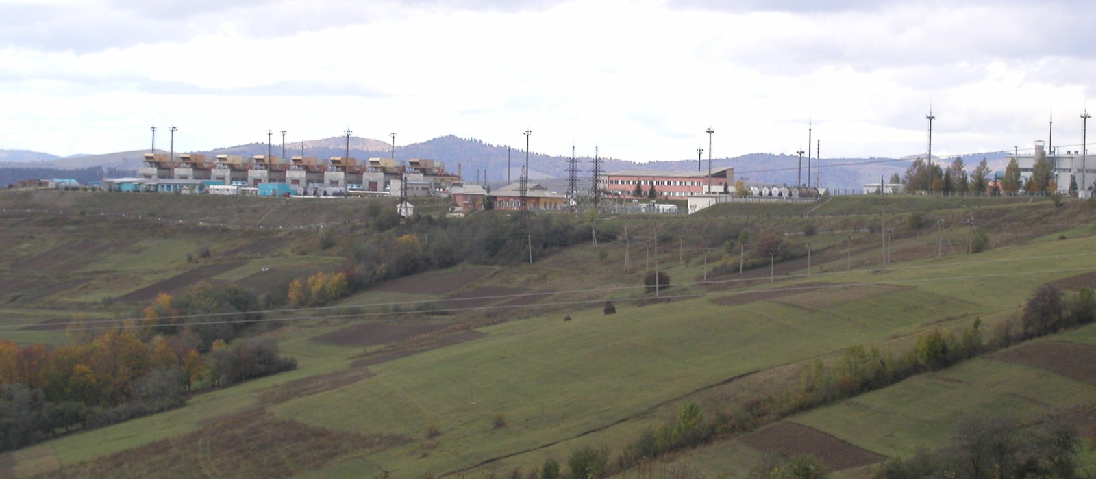 Stație de compresoare de gaz lângă Voloveț, în vestul Ucrainei, cu clădiri industriale și conducte