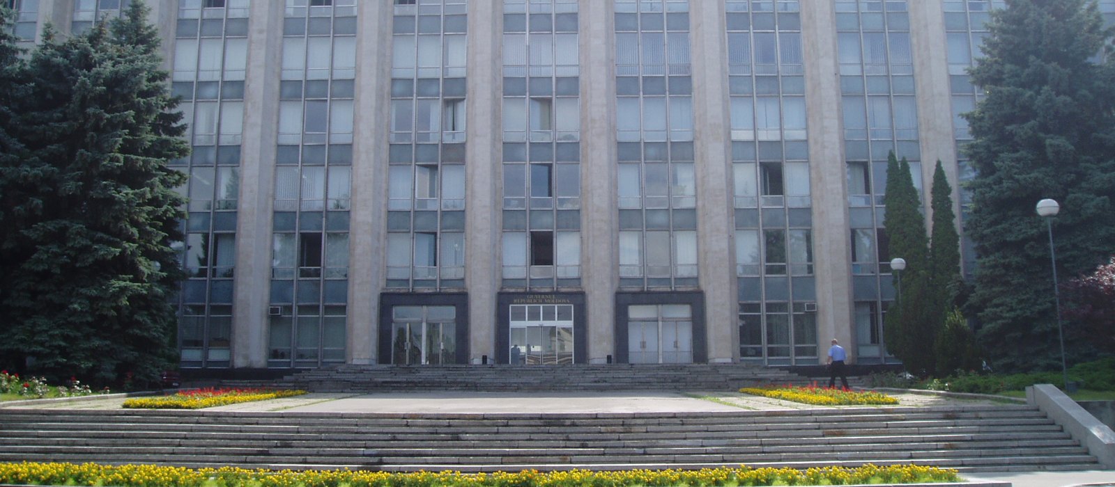 Clădirea Guvernului Republicii Moldova la Chișinău, văzută din față