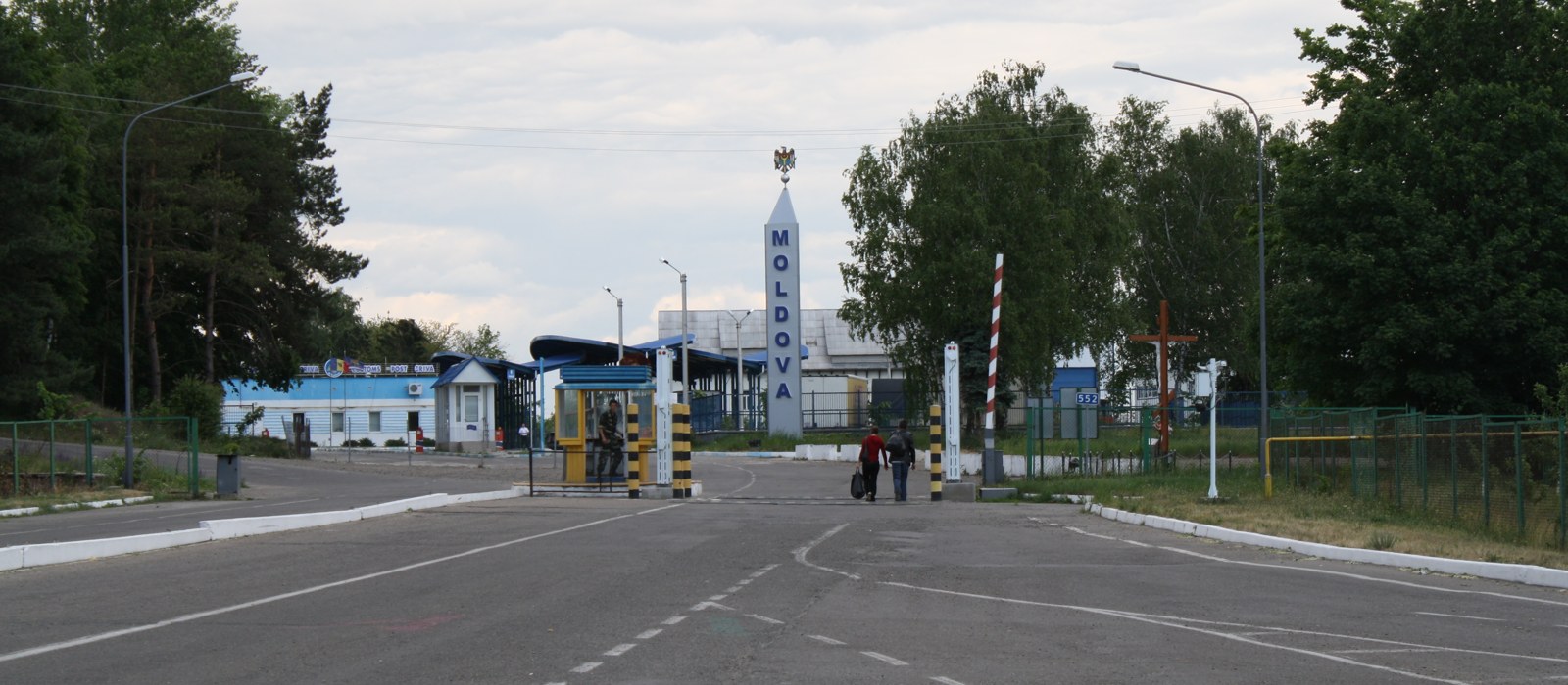 Intrarea într-un punct de trecere a frontierei Moldovei, cu un obelisc cu inscripția Moldova și o barieră