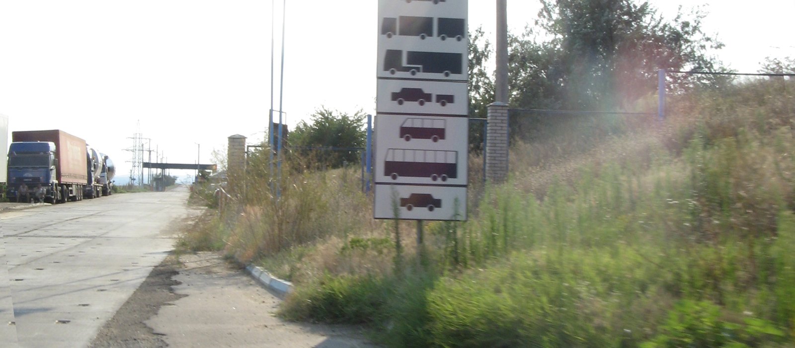 Camioane parcate lângă un punct de control la frontiera cu Moldova, cu un panou cu tipuri de vehicule