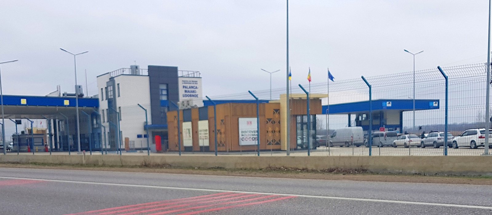 Punctul de trecere a frontierei Palanca dintre Moldova și Ucraina, cu clădirile postului și bariera