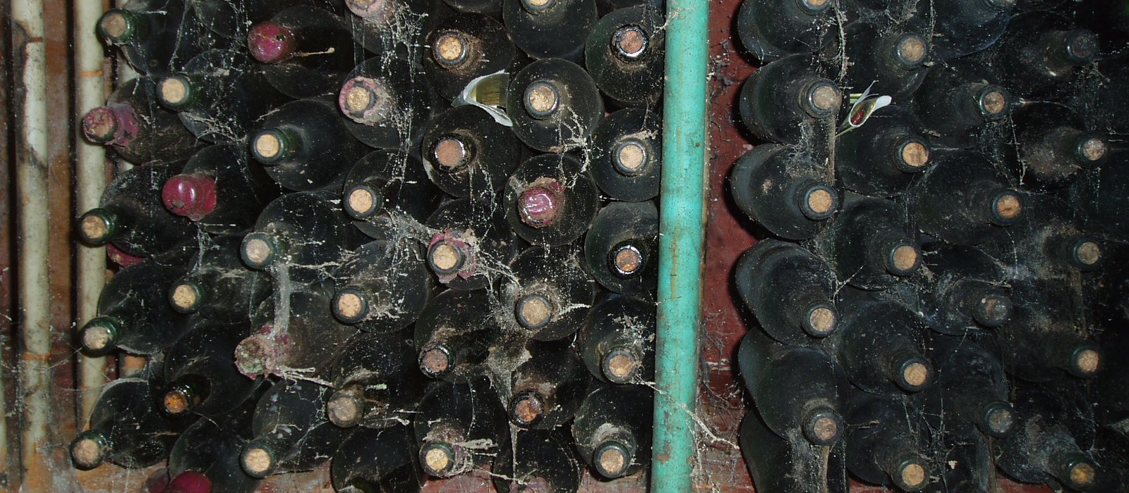 Sticle de vin stivuite în pivnițele vinăriei Cojușna, lângă Chișinău