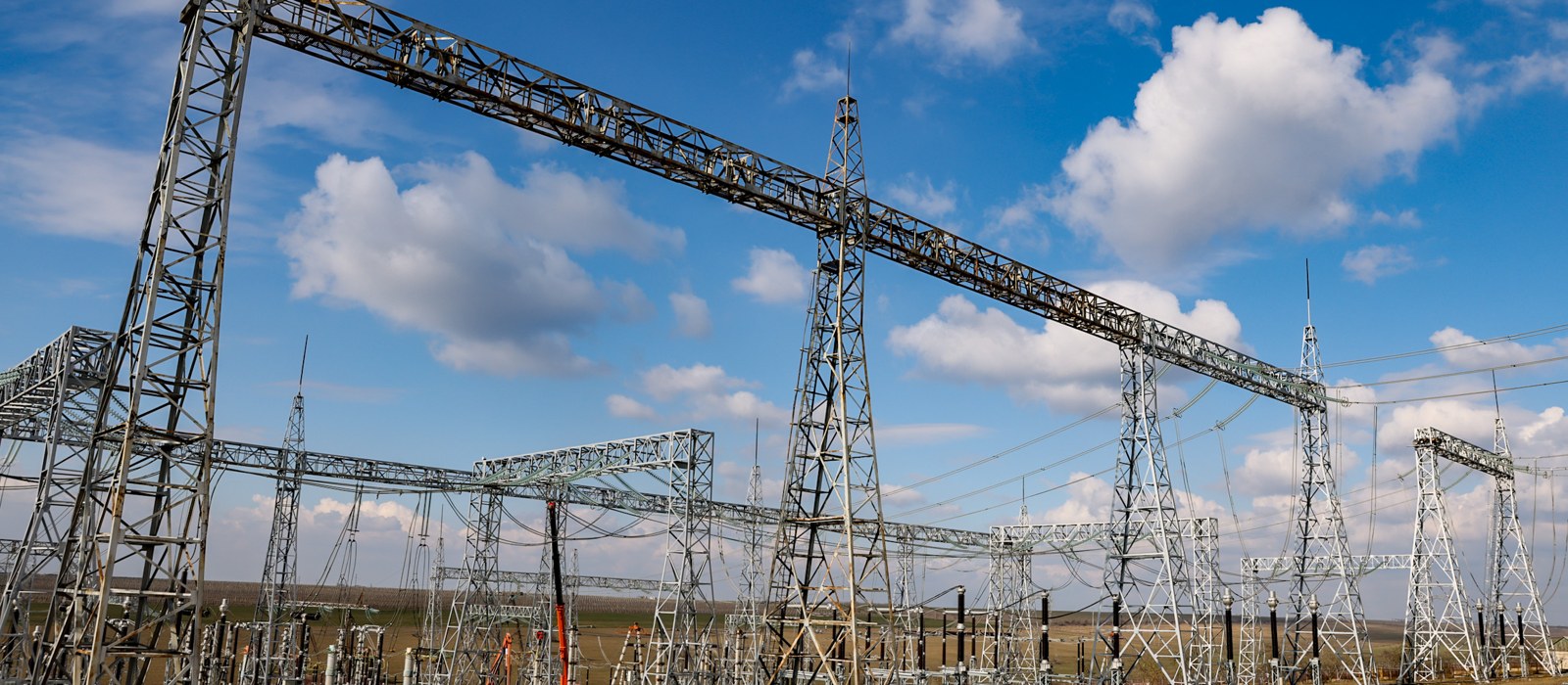 Echipamente de înaltă tensiune în stația electrică Vulcănești, în timpul unei vizite oficiale