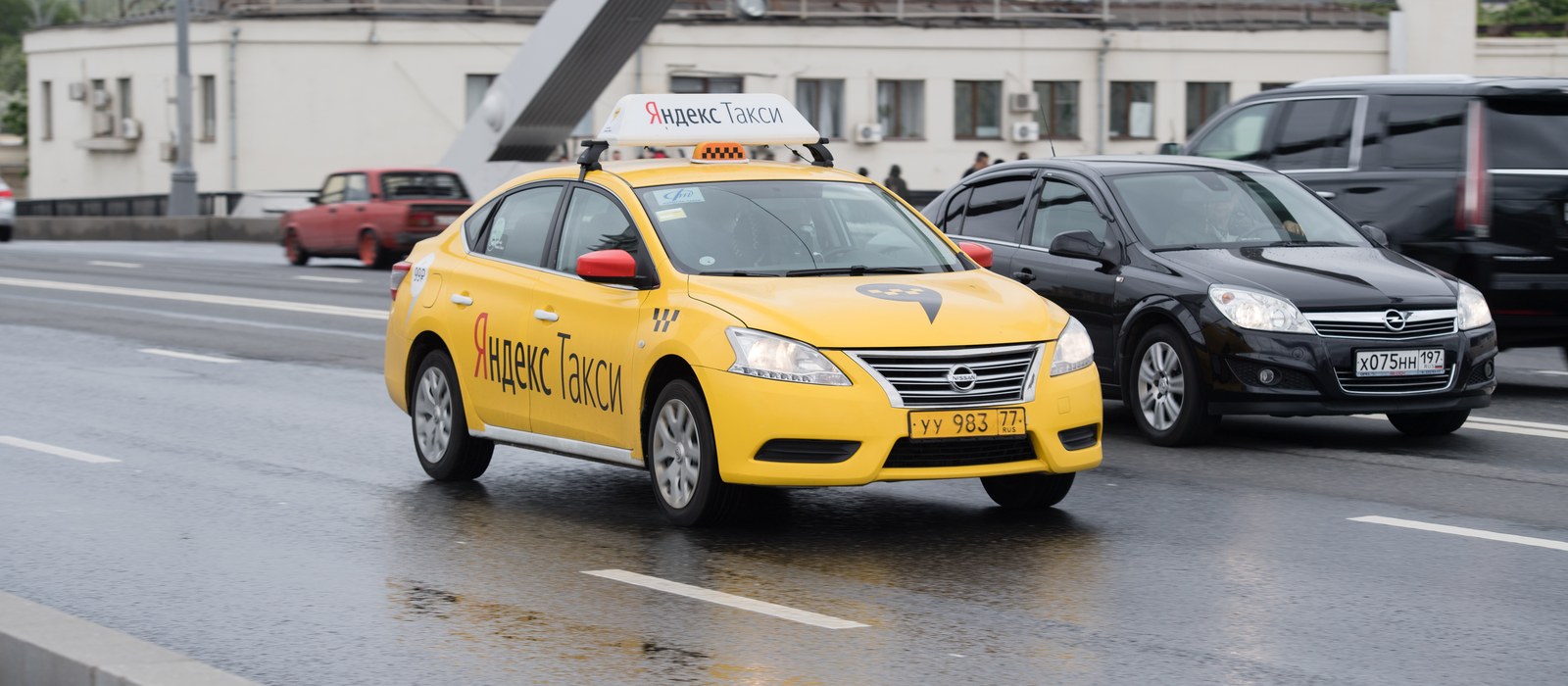 Mașină de taxi cu însemnele Yandex Taxi pe o stradă din Moscova