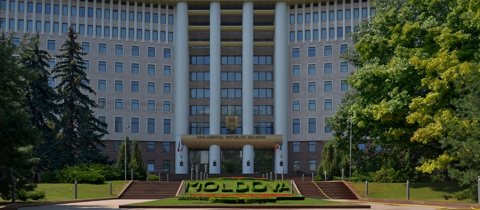 Fațada Parlamentului Republicii Moldova, cu inscripția Moldova din flori în fața intrării