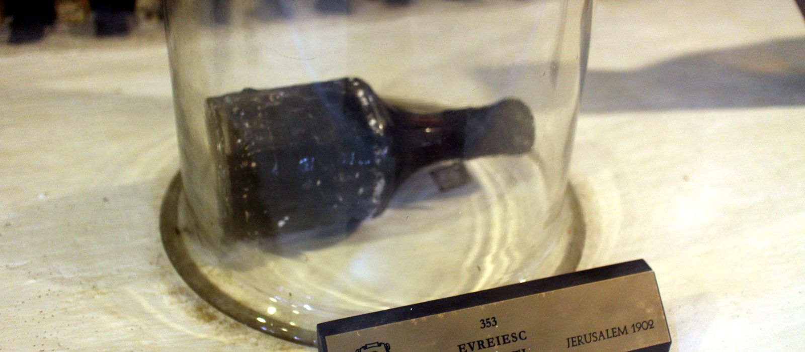 O sticlă de vin din recolta anului 1902, expusă în colecția pivnițelor de la Cricova